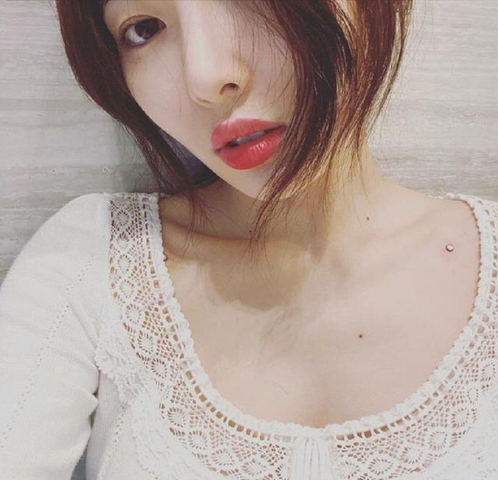 泫雅是个“狠人”！锁骨上钉钉子，伤口红色未消肿，惹粉丝心疼