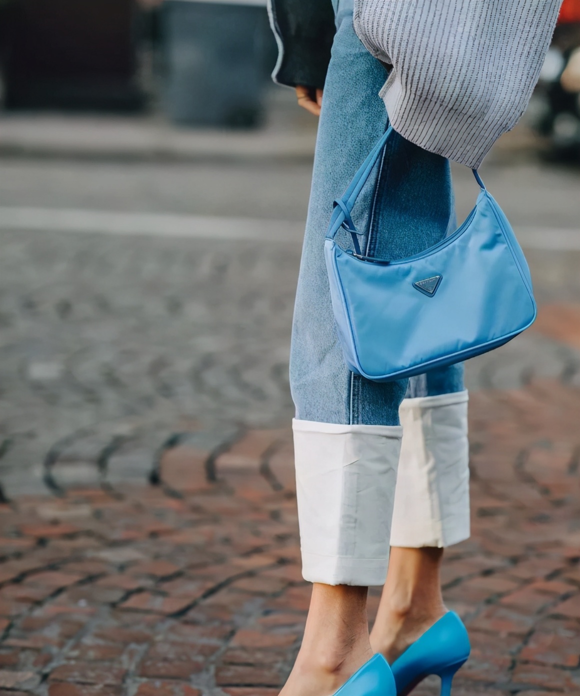 背包女双肩包时尚2022新款中年,中年男人背双肩包还是单肩包有范