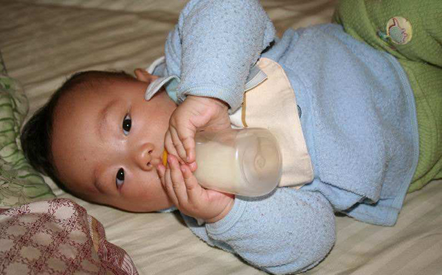 奶粉冲奶的方法和注意事项,新手爸妈冲奶粉常见误区