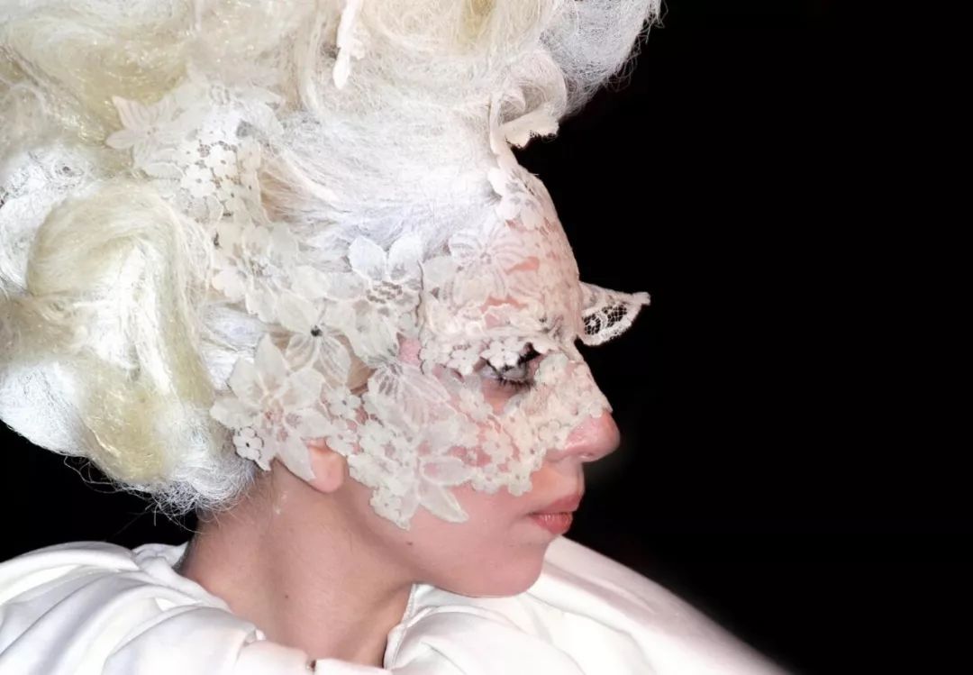 ladygaga承认自己是个平凡人,ladygaga一个明星的诞生发布会