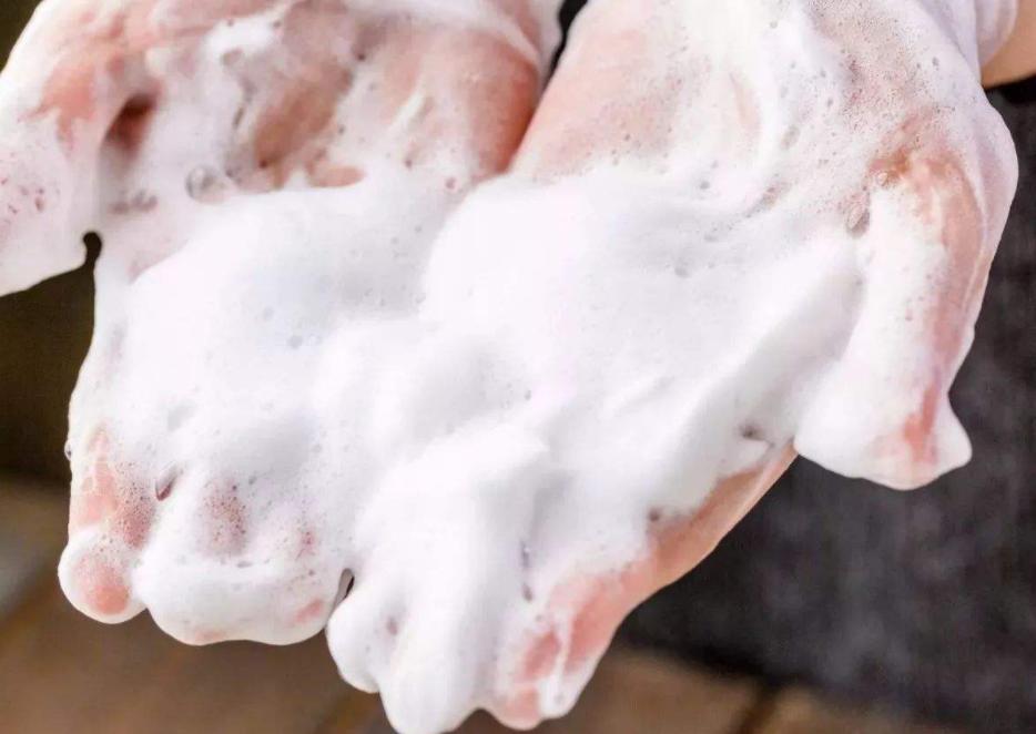 洗澡用香皂好还是沐浴露好呢,洗澡用沐浴露还是香皂对皮肤好