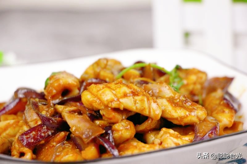 它叫鱼却不像鱼,炒什么鱼好吃又下饭