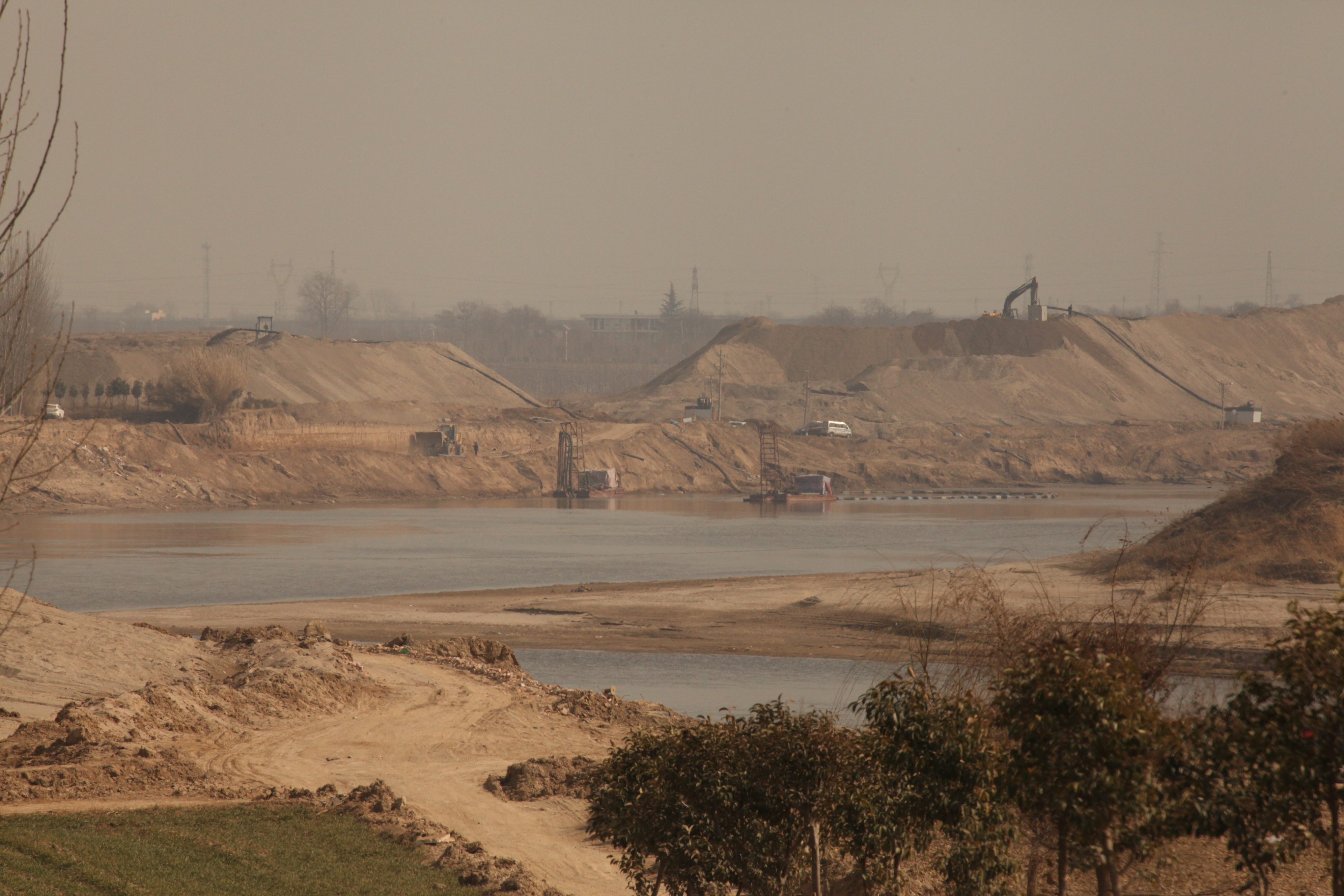 「长安札记」渭河临潼段正成为盗砂者的“掘金天堂”