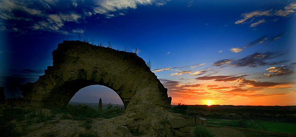 塞上长城绝高漠金戈犹响无定河