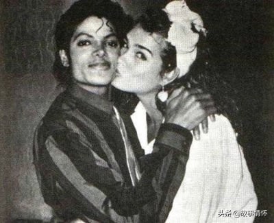 她被称为世界第八大奇迹，曾与迈克尔·杰克逊是青梅竹马，