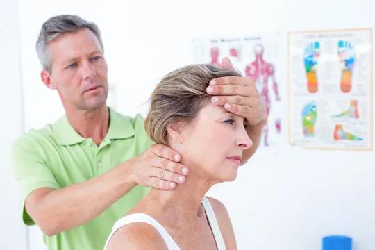 落枕推拿按哪个穴位有效,落枕推拿按哪里