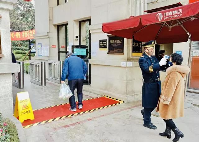 疫情下物业小哥从跑男变成了跑腿,物业管理人员坚守疫情防控第一线