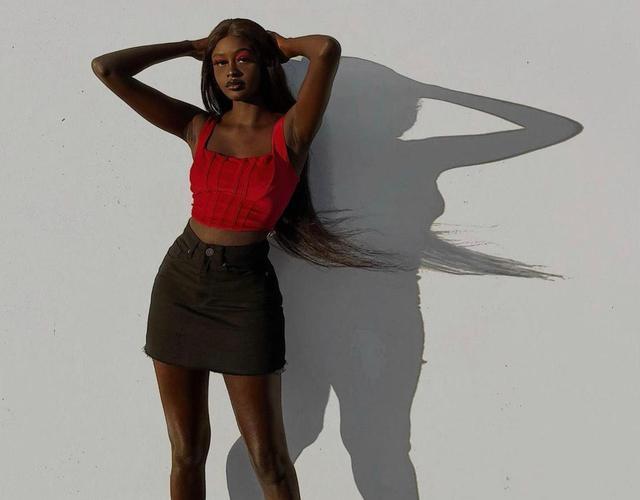 充满自信的“黑珍珠”女孩,翘臀酥胸爆红网络,却被网友骂到崩溃