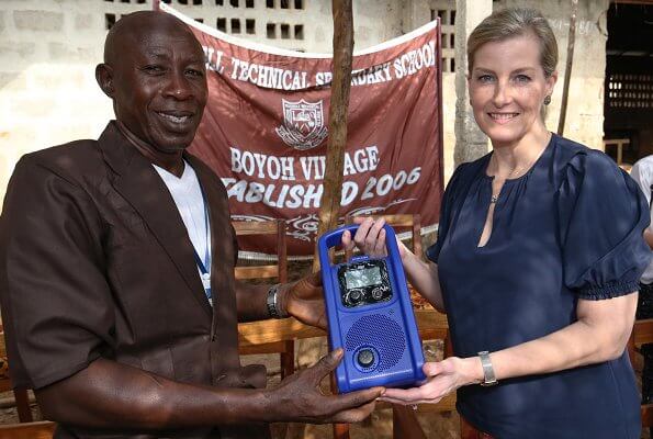 英女王小儿媳访问非洲！蓝上衣配花裤子接地气，挡不住优雅高贵范