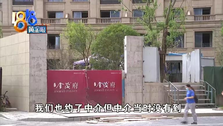 一家三口旅游回来发现自家门锁,一家三口被锁门外