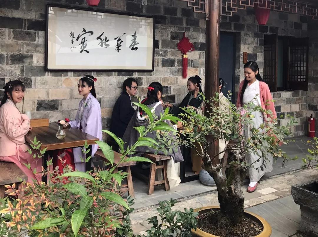 山崖上的徽派民宿,民宿古香古色的徽派民宿