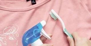 衣服发霉了洗掉霉斑小窍门,白衣服发霉洗白小窍门