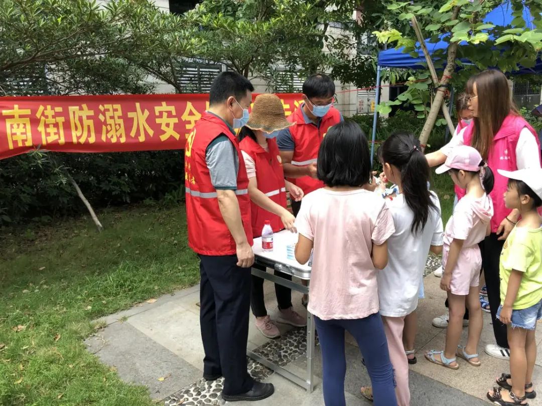 走进社区宣讲心肺复苏,心肺复苏技术社区宣传