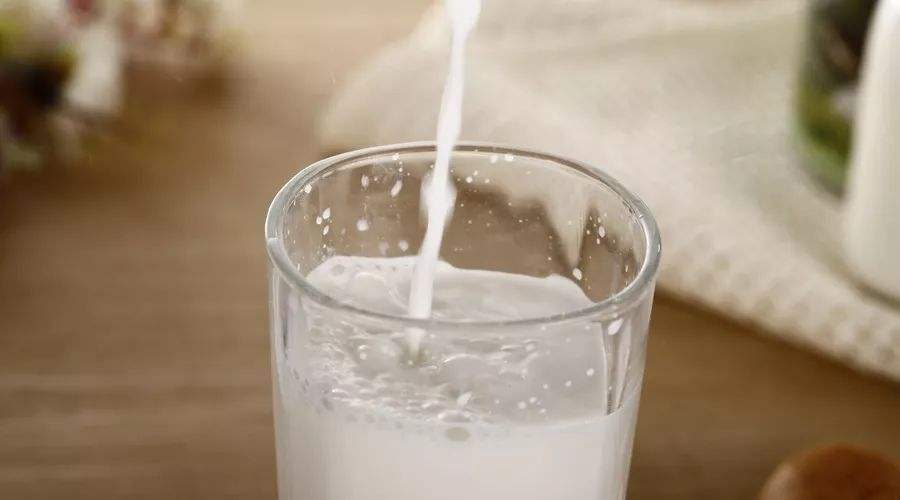 冲泡奶粉起泡怎么回事,宝宝喝奶粉起泡怎么回事