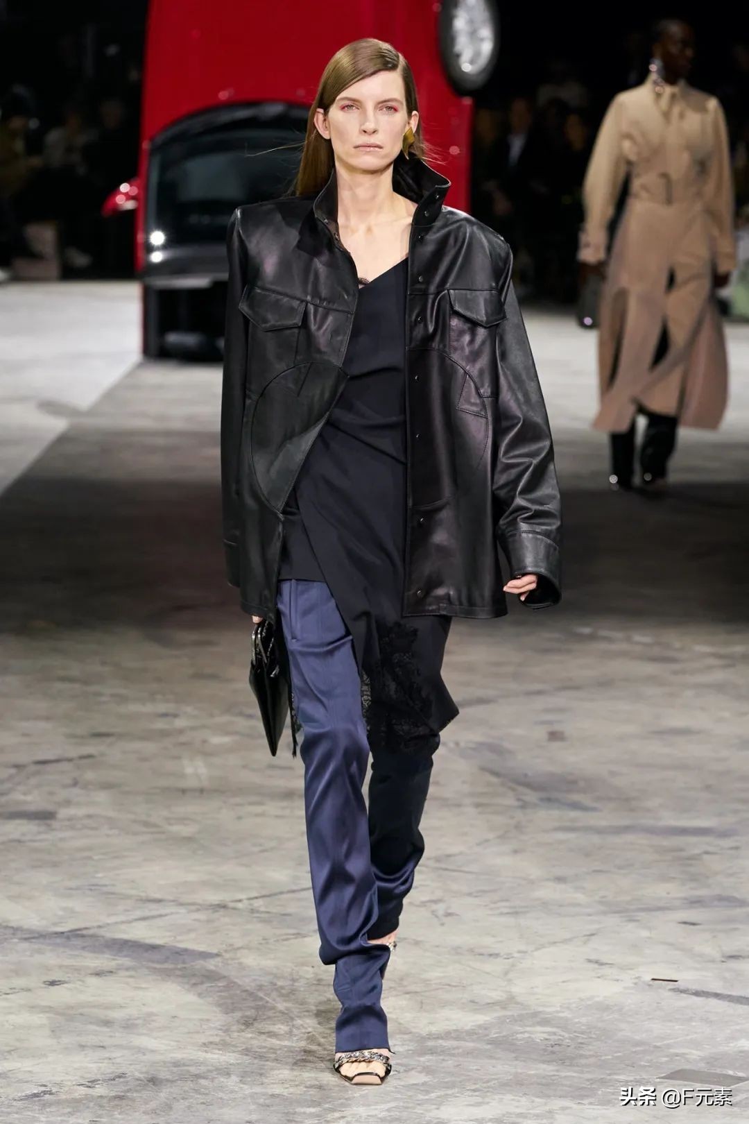 Off-White牵手“始祖鸟”,Hadid姐妹助阵,这场秀需要看一看