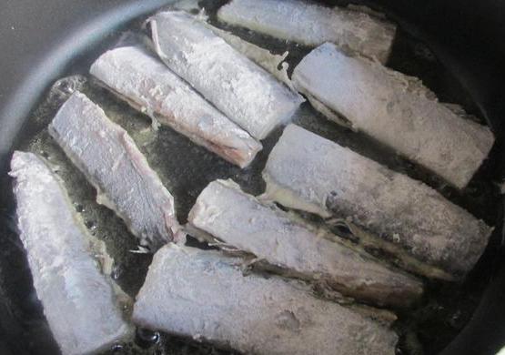 煎鱼时如何煎才不会粘锅呢,煎鱼不放油如何煎