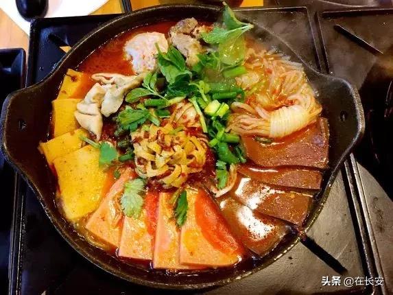 小火锅锅底有六种口味满足你,一桌小火锅