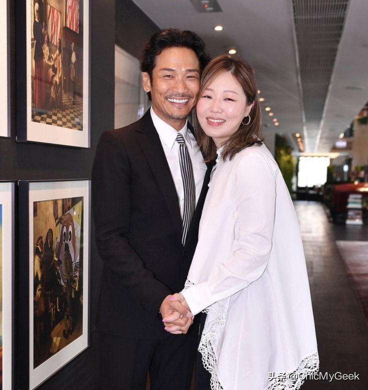 杜德伟60岁宝刀未老,杜德伟穿牛仔马甲图片