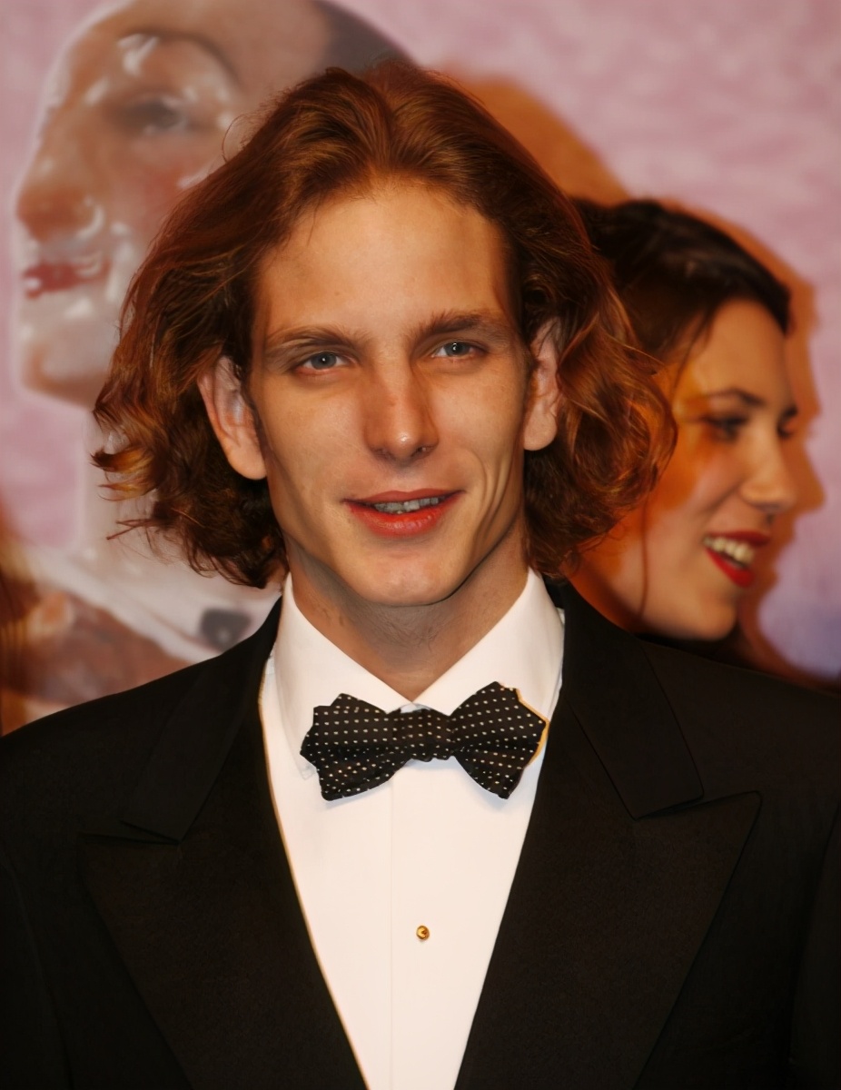 摩纳哥小王子敬礼萌翻了！5岁穿制服模仿老爸，金发碧眼摆厌世脸