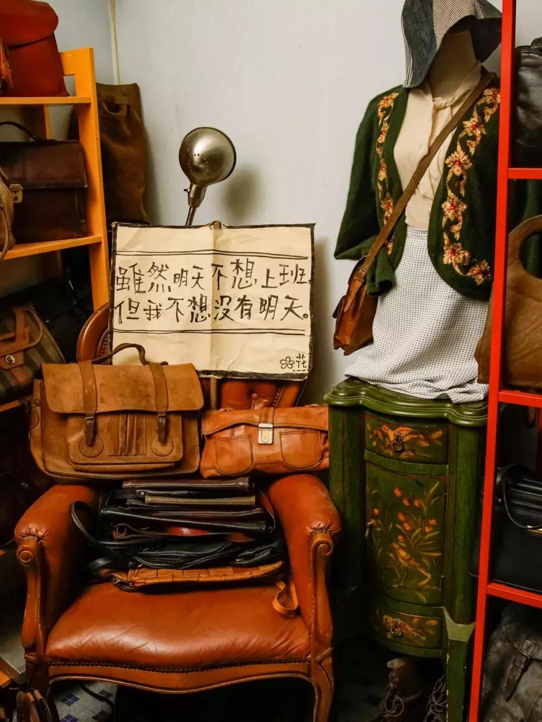 香港年轻人一辈子买不起房，把破出租屋改成复古小窝