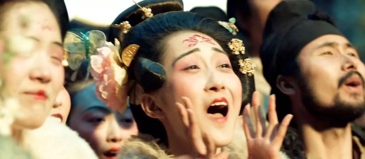 在折腾嘴唇这件事上,大家都一样