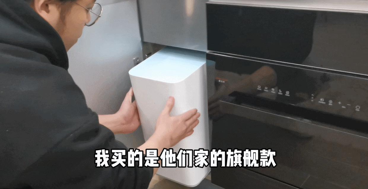 厨房空间小东西多,小米小厨宝有个过滤网装什么地方
