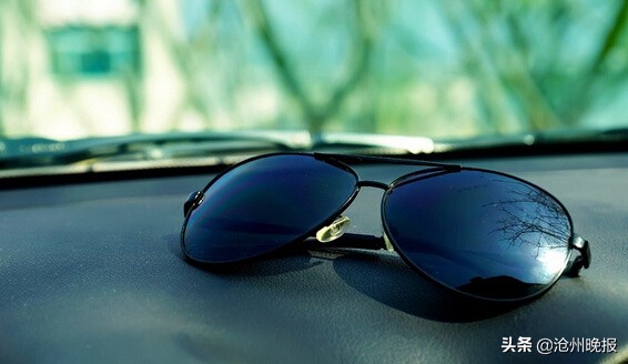 眼镜在车内爆膜,墨镜放车里镜片爆膜