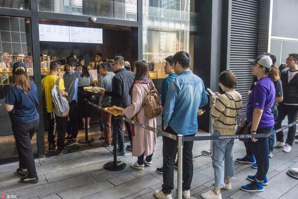 排队买奶茶的人好多啊原视频,怎么看待排队2小时买奶茶