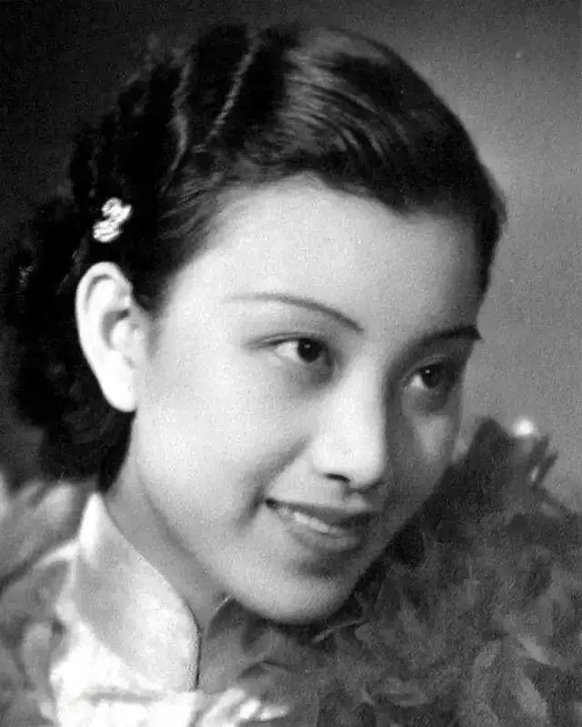 生父逼婚，丈夫出轨，她怒提离婚后，活成上海滩第一名媛