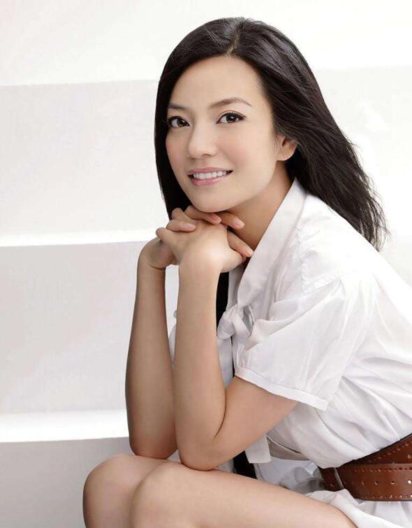 “黑长直”早就过时了，今年正流行“锁骨短发”，时髦减龄显脸小