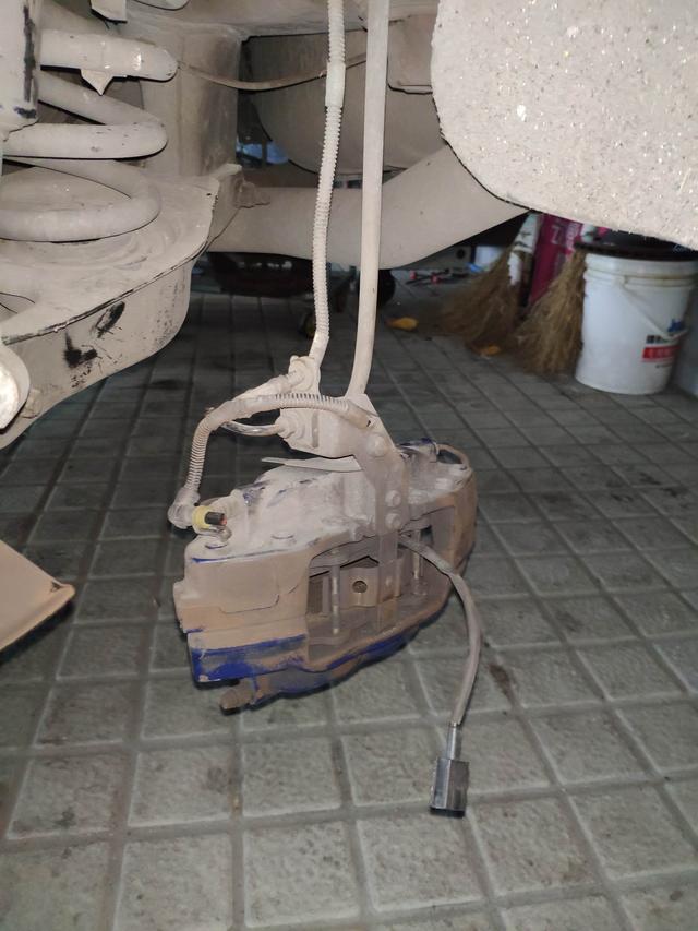 玛莎拉蒂底盘异响通病,10万公里的车底盘悬架吱吱响