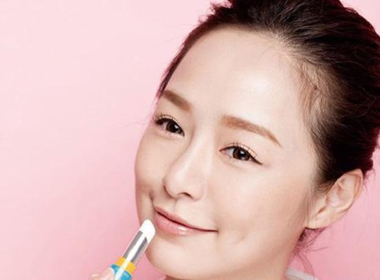 嘴唇干裂起皮撕流血了该怎么办,嘴唇干裂起皮是什么原因引起的