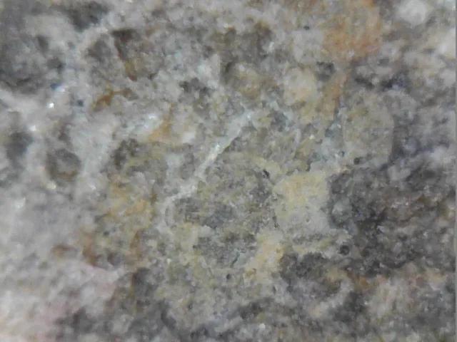 斜长石角砾岩无球粒陨石,月球混合碎硝角砾陨石