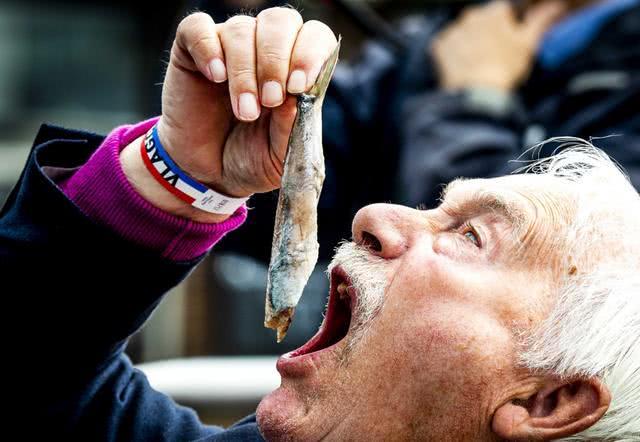 “生化*器武**”鲱鱼罐头,稳坐臭界的头把交椅,瑞典却狂吃800吨