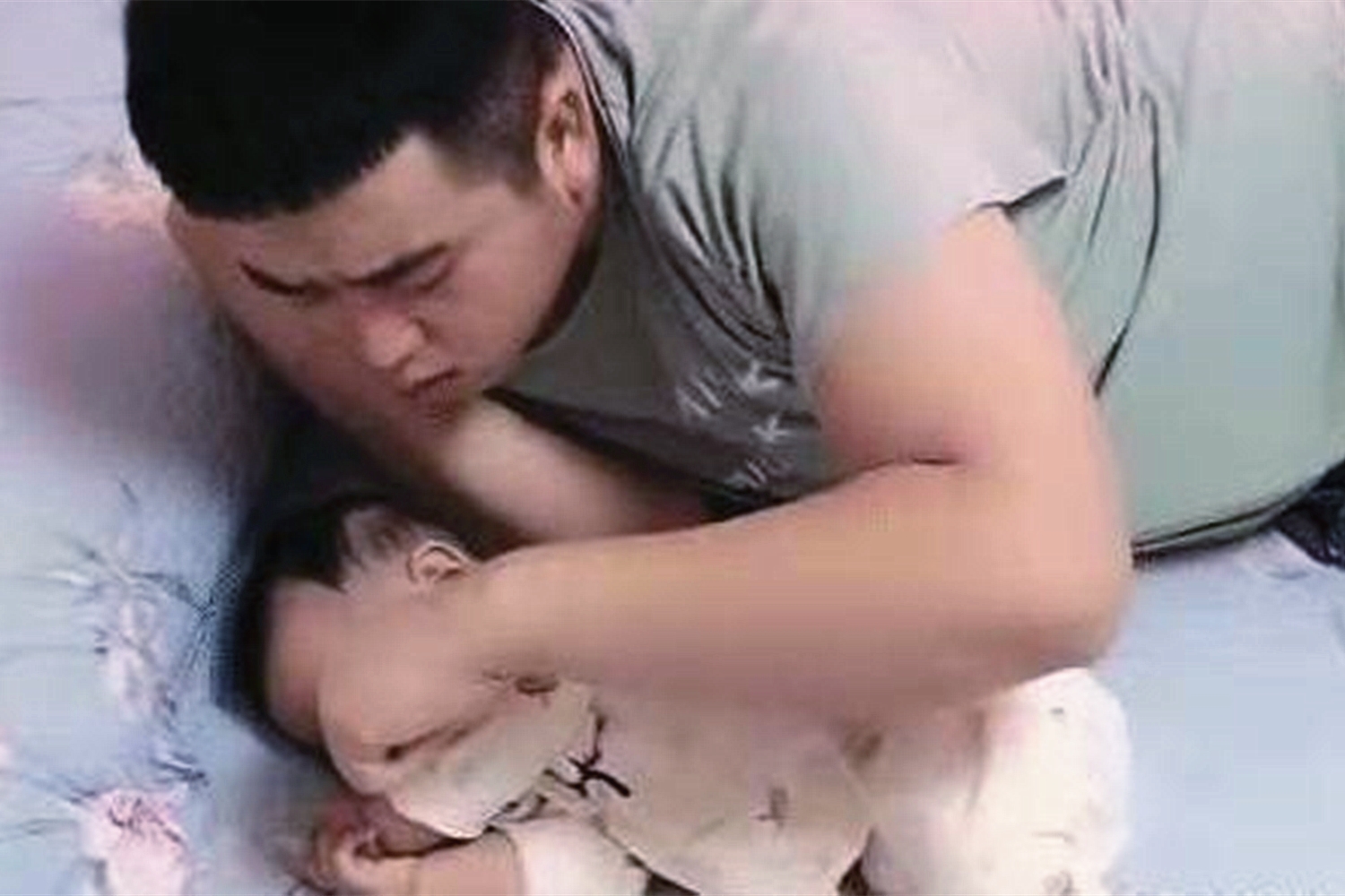 爸爸在家带娃午睡起来看到的一幕,爸爸醒来宝宝身体凉