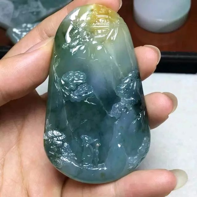 26万翡翠原石切出35条手镯,翡翠原石砍价现场切出帝王绿