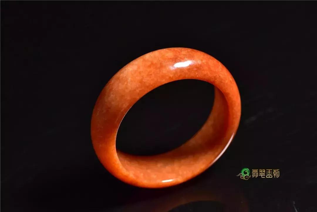 婆婆给儿媳一只金手镯,婆婆给我二手的银手镯