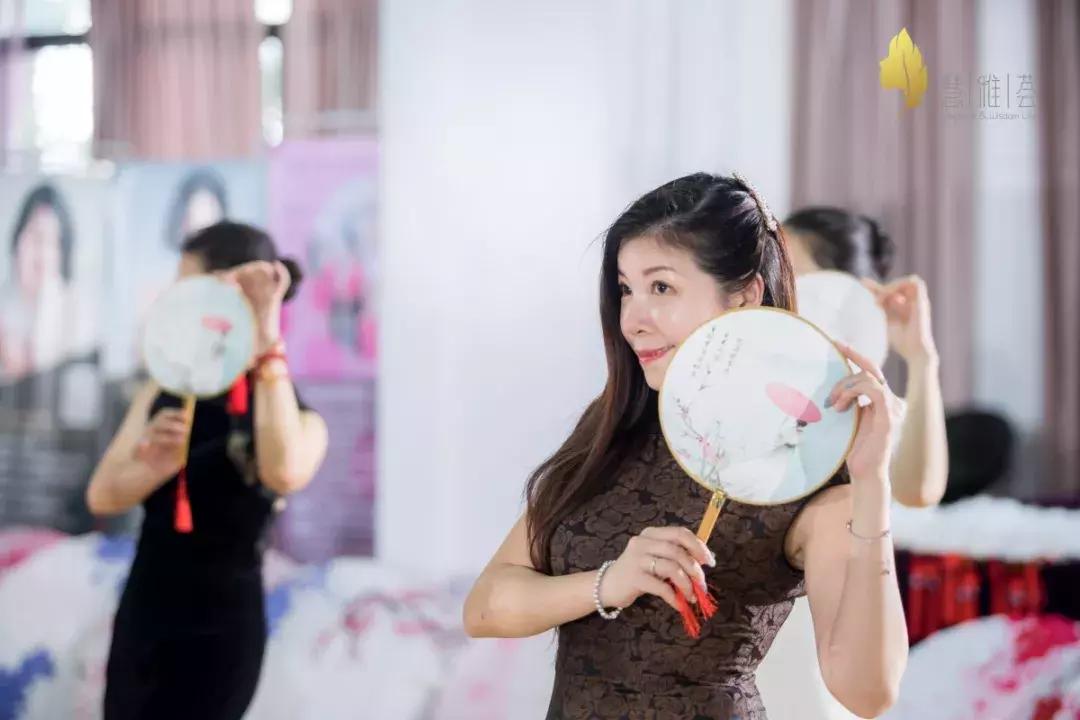 女性气质礼仪培训班,优雅仪态培训报名