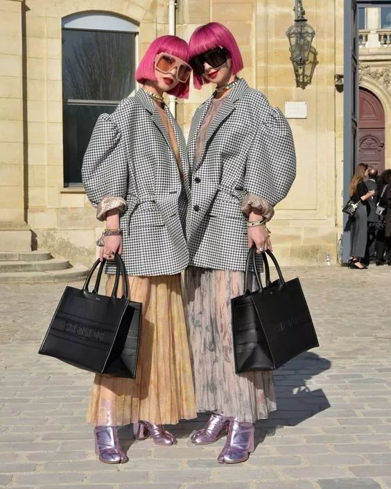 今年流行什么款式的女士大包 (今年流行的超级大包)