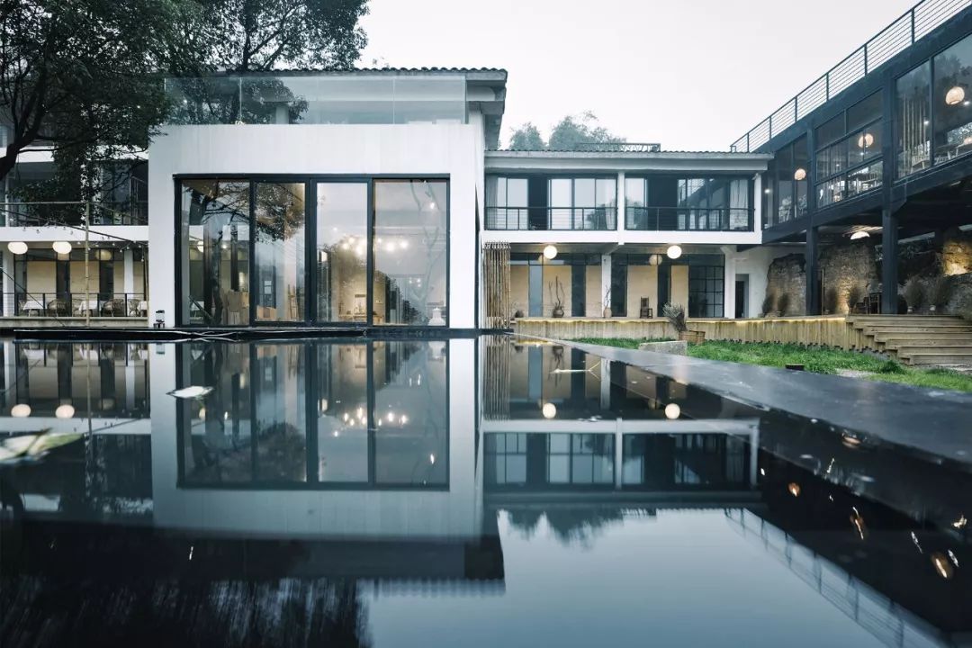 一家四口倾家荡产在山里造房隐居：3年零收入，坚持不通车