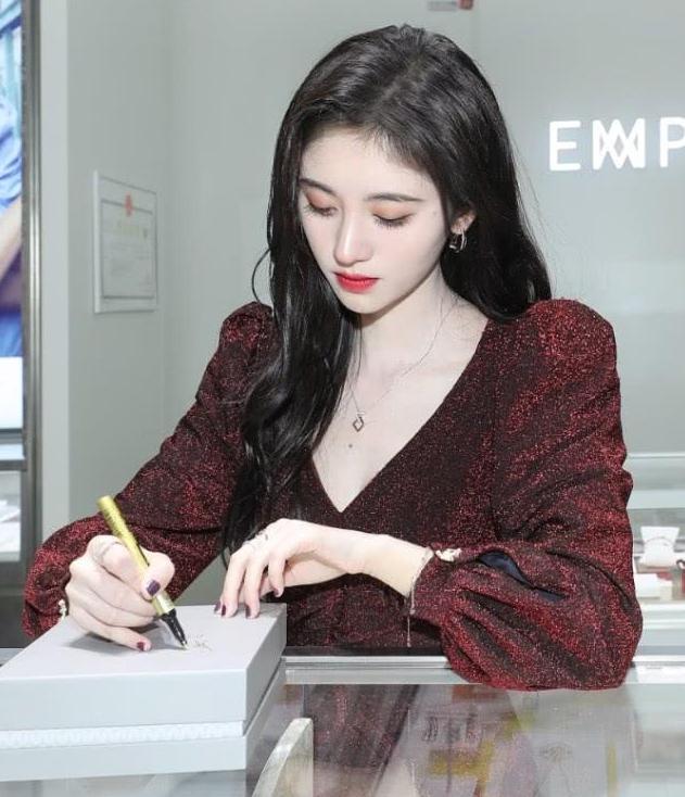 鞠婧祎黑色丝绒长袜,鞠婧祎会不会穿黑色丝袜