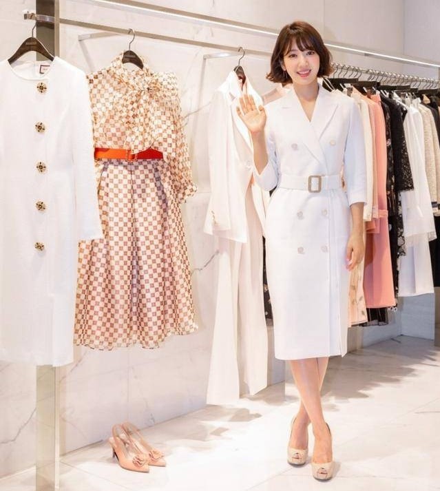 朴信惠韩范穿搭,朴信惠夏短发穿搭