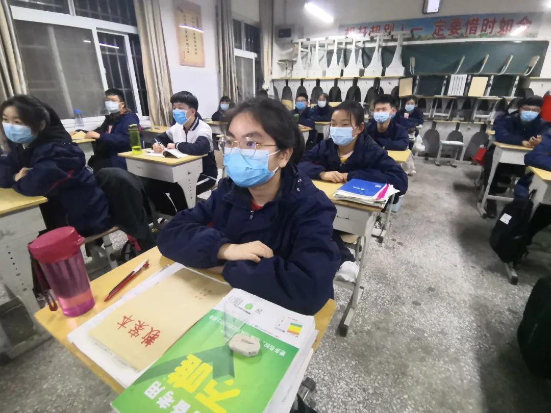 各学校开学第一天的报到情况,开学第一天的视频幼儿