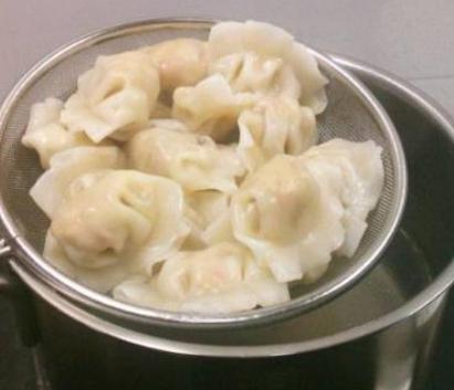 水煮饺子放什么煮才不会开口呢,煮新鲜饺子的不破皮正确方法