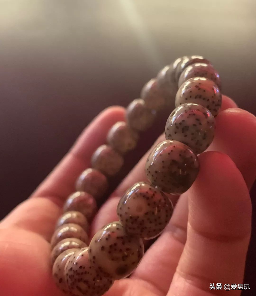 他用白醋泡了一颗星月，打灯一看，玉化了……