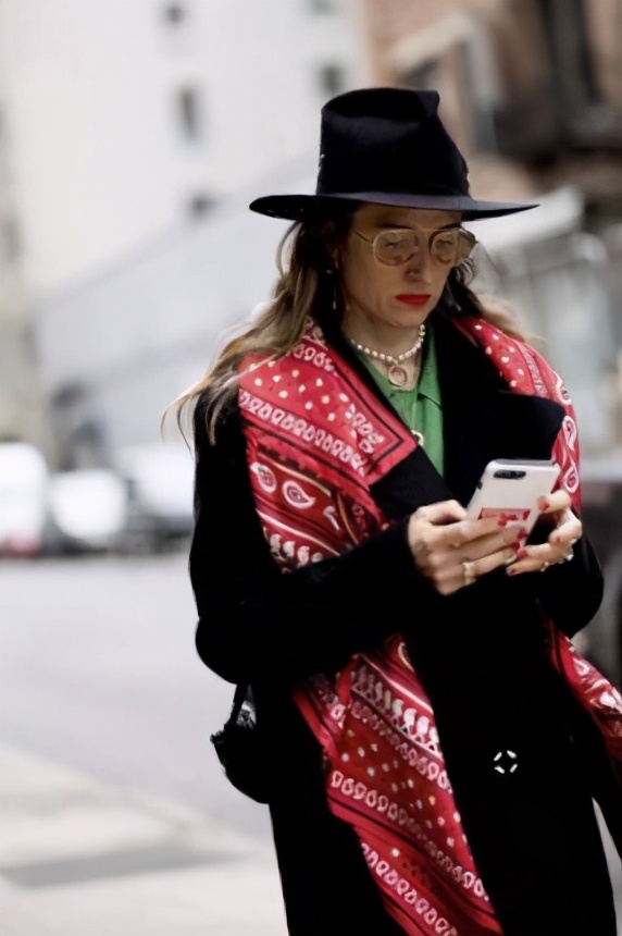 孟晚舟丝巾搭配图片,孟晚舟巾帼不让须眉的气质