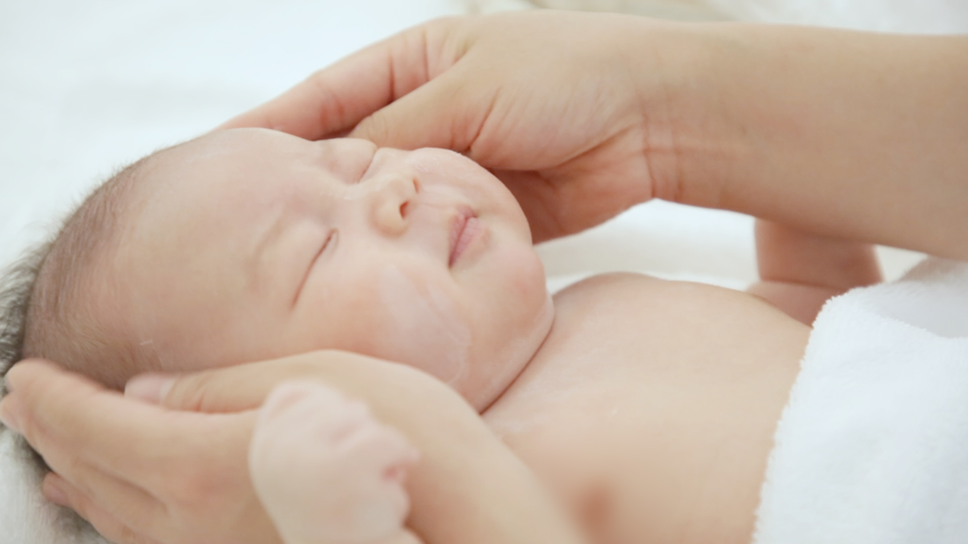 宝宝一般几个月学会一些简单动作,聪明宝宝从早教开始