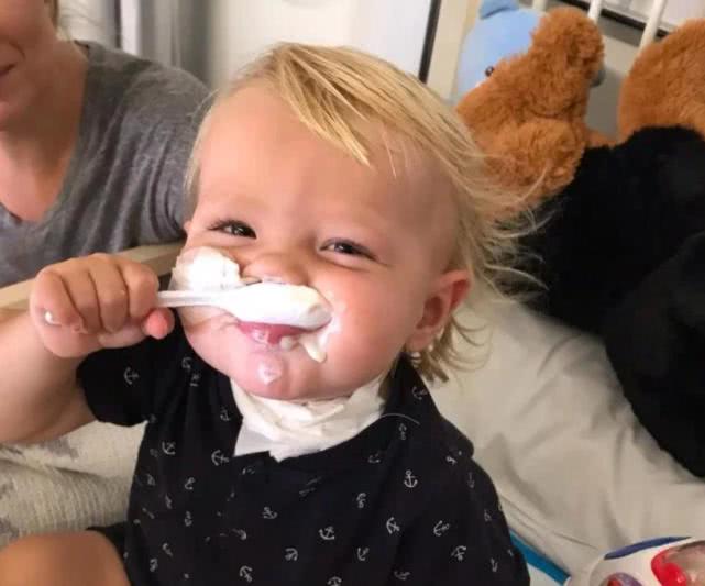 一岁宝宝被水杯砸到头部怎么办,小孩拿杯子被割伤