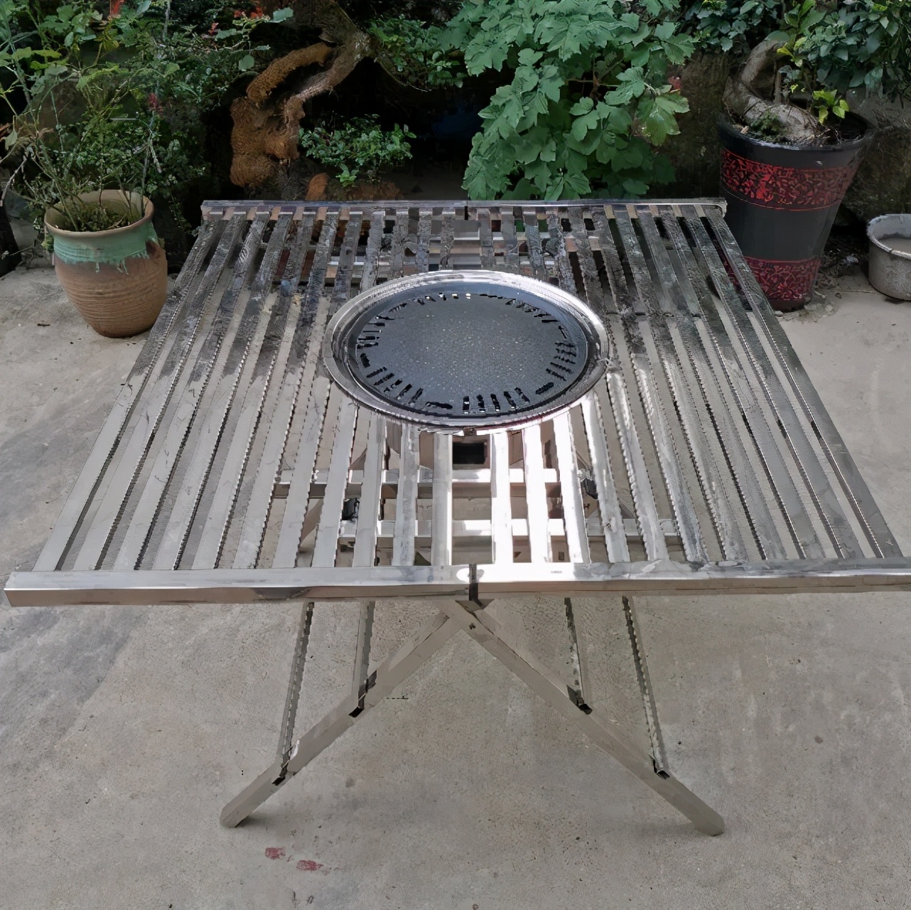 实用与美观兼具；不锈钢桌子