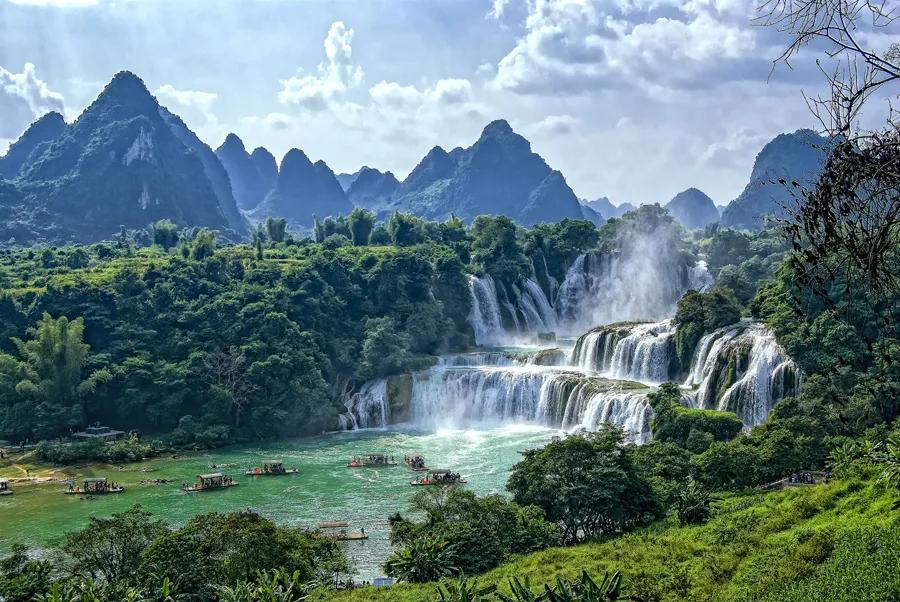 涓涓细流汇聚成浩瀚的大海,涓涓细流汇聚成海英语